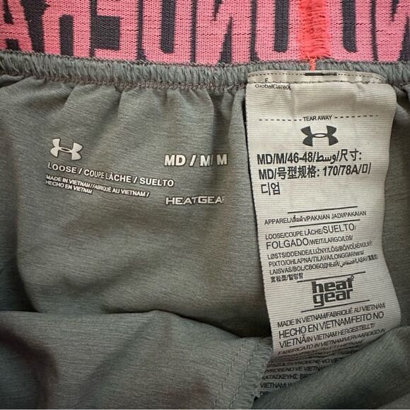 Women's Under Armour Gray and Pink Shorts
Size Medium - Picture 5 of 5